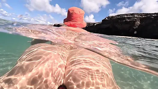 Tante seksi berenang sambil pakai butt plug di bawah air sambil bugil