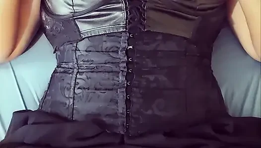 Gotik kız şu anda ateşli ve büyük göğüsleriyle oynamak istiyor