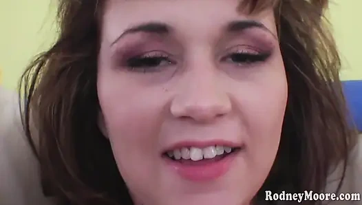 Пушист без работы глотает