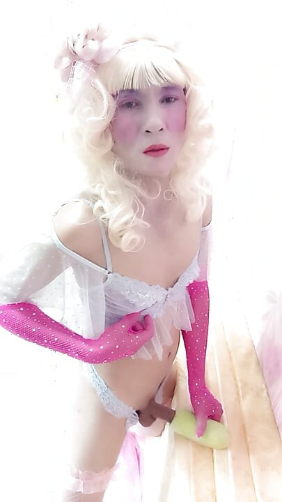 Transgender Le trägt sexy Kleidung, Porno spielt im Stehen.