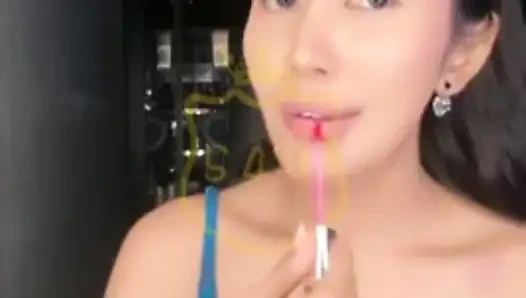 En seksi şaka, ıslak amcığını gösteren yabancının çıplak