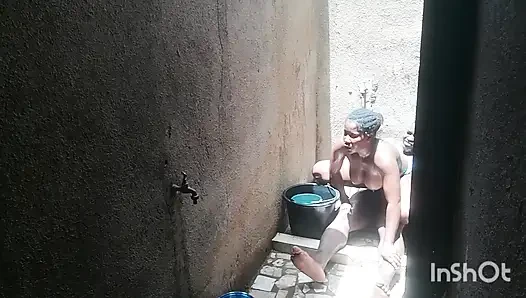 Istri sahabatku meneleponku di kamar mandi saat dia mencuci bagian pribadinya. Aku tidak bisa menolak godaan itu.