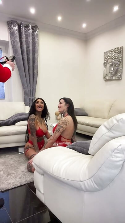 Tatuerade MILFs samarbetar för att behaga tomten