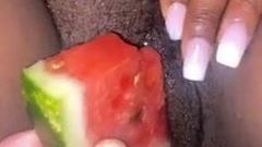 Amatör vattenmelon i hennes rosa fitta