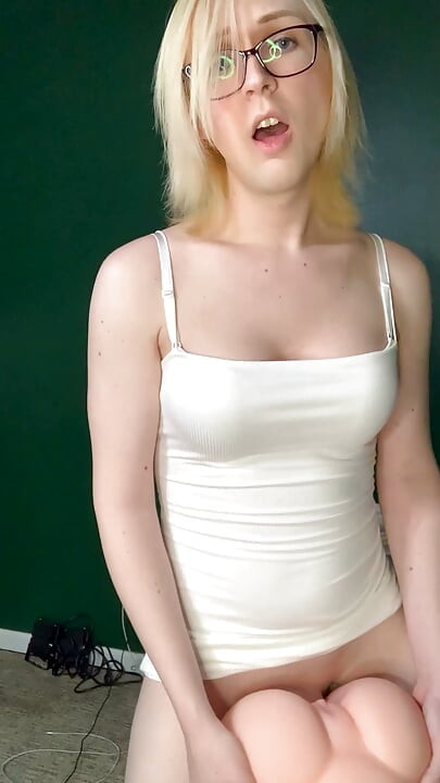 Grote lul blondje in witte jurk en bril neukt pop