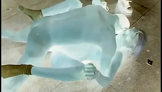 Zwei blonde küken werden zwischen einer gruppe geiler typen geteilt