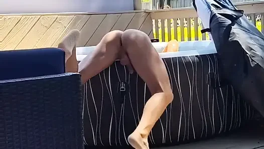 Jakuziye düştü, göt deliği açıkta ve savunmasız