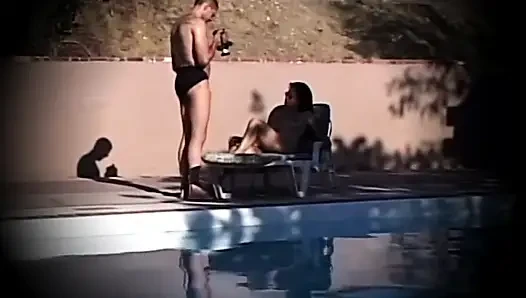 Mädchen mit behaarter muschi von drei großen schwänzen im pool gefickt