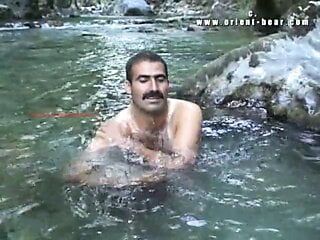 Tarek wichst seinen haarigen arabischen Penis an einem Fluss