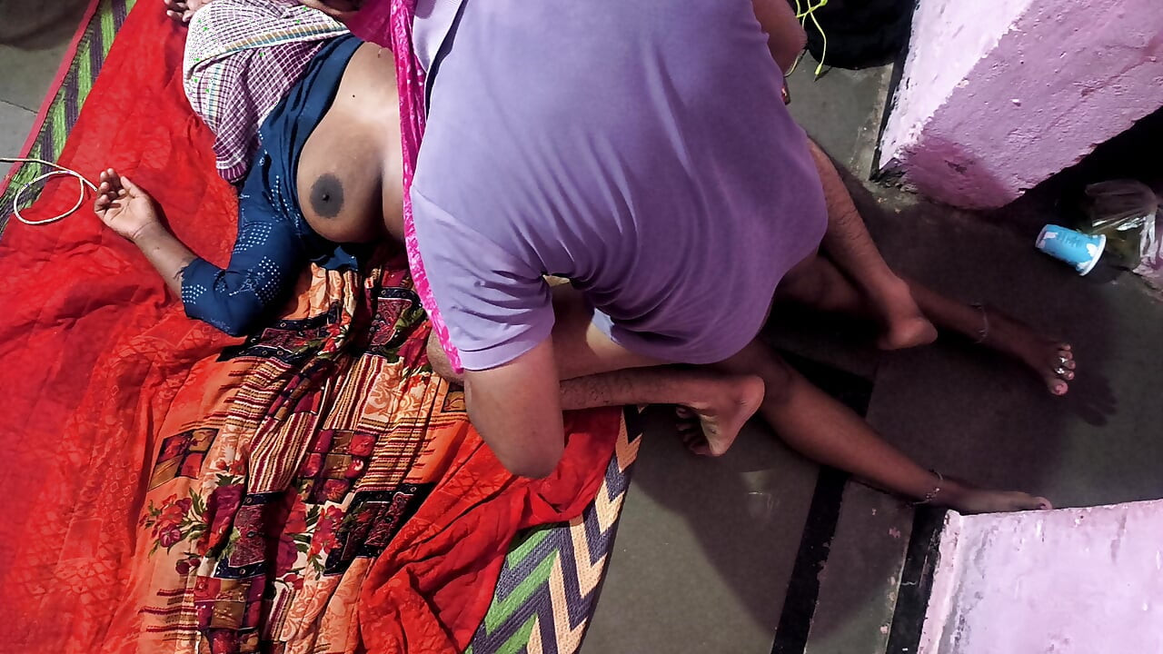 कॉलेज युनिफॉर्म घातलेली गोड आशियाई मुलगी