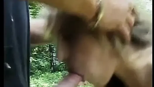 Geile schlampe teen lutscht schwanz und schluckt draußen