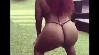Mujer negra totalmente sexy twerking en tanga