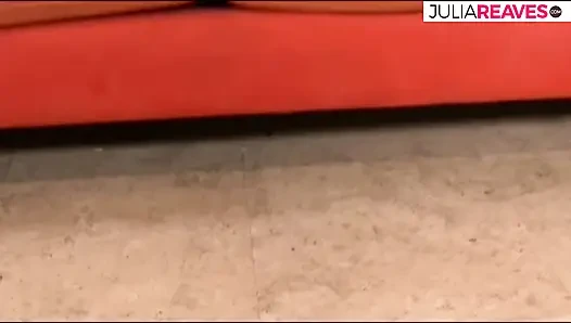 Sıska hatun amcık yalandıktan sonra büyük bir yarak onu sert sikiyor