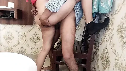 Desi teen 18+ bhabhi erwischt Devar beim masturbieren, nachdem sie hart gefickt hat, während sie allein zu hause ist (Hindi-audio)