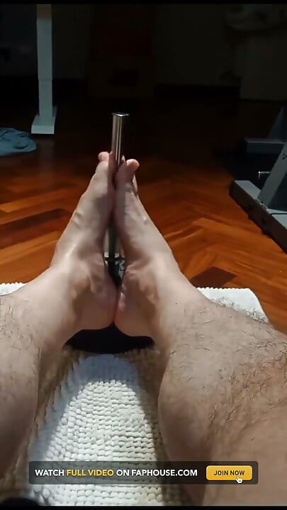 Muscular Bodybuilder Gives the Dumbbell a Filthy Footjob, M