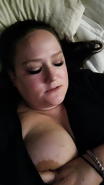 Brud i svart klänning leker med vibrator