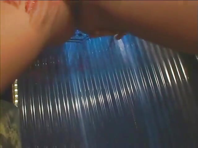 Deslumbrante beleza peituda em roupa vermelha cavalga máquina de sexo no clube de strip por demanda de hóspede especial