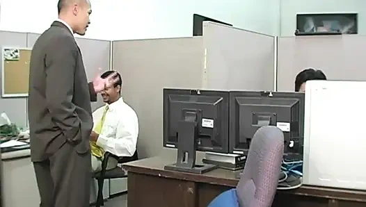 Edepsiz sarışın orta yaşlı seksi kadın için büyük genç bir yarak