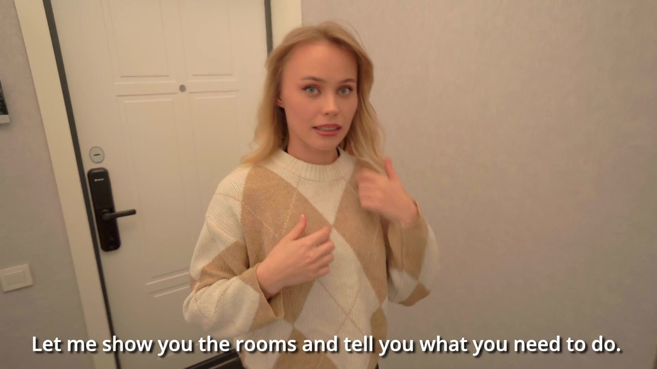 新来的女仆做不好，所以她不得不操她的小穴并在嘴里射精