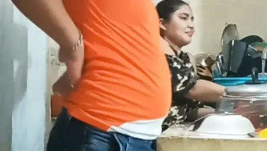 Dia menyetubuhi ibu tirinya di dapur ketika ayah tirinya pergi bekerja