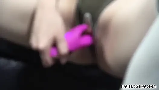 Minyon dayana ilk kamera şovunda yaramazlık yapıyor