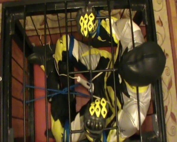 Yellow and black - the bikerslave gets a massage again