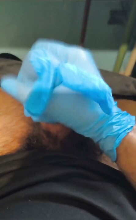 Correndo em uma luva de látex