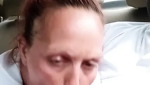 Sokak fahişesi arabada oral seks yapıyor. Ağıza boşalma