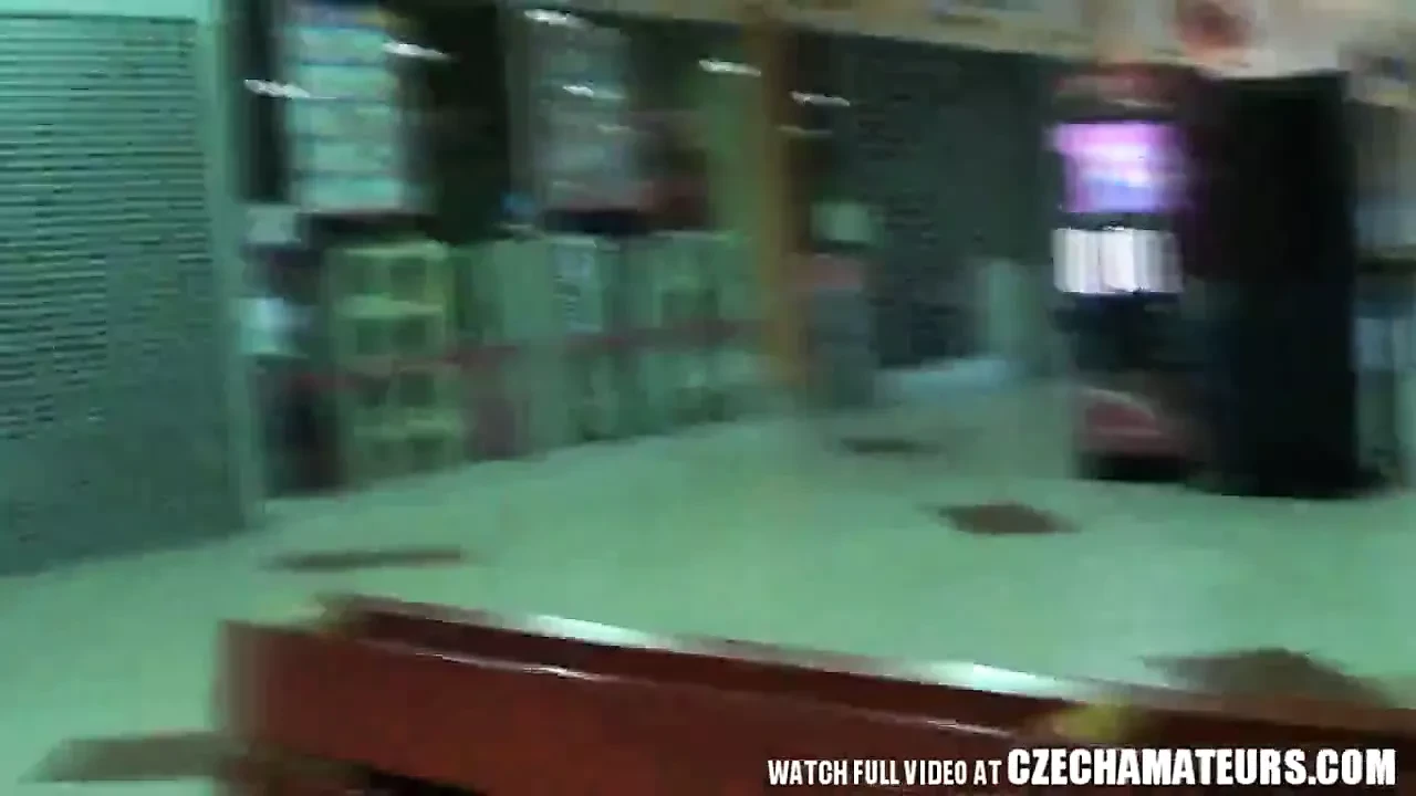 Pasangan pameran amatur berkongkek di pusat membeli-belah