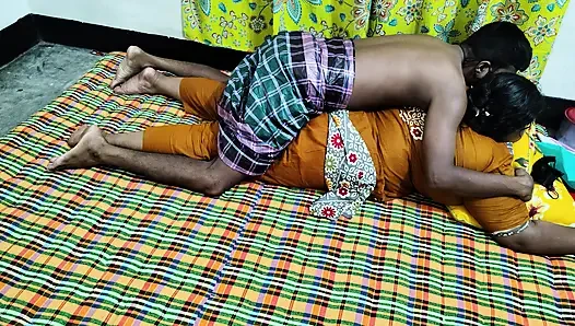 Cewek desi menikmati mandi santai