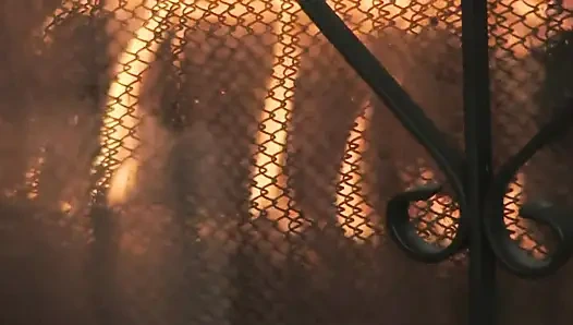 Remaja brunette seksi menggunakan dildo untuk masturbasi