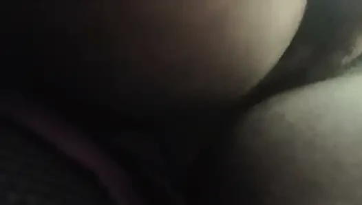 Aku duduk di kantor, mengelus pussy hitamku.