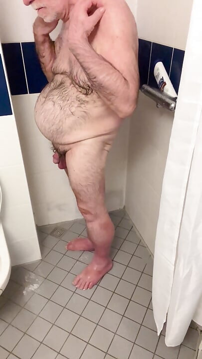 Shower Time for Coach Karl 6765