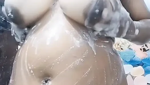 Hintli kadın büyük göğüslerini duş alırken ev yapımı seksi bir şekilde sikiyor