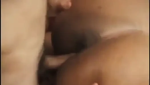 Büyük götlü zenci kadın beyaz bir adam tarafından sikiliyor ve dölleniyor