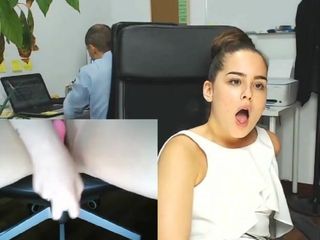 Sekretarka masturbuje się w swoim biurze, podczas gdy inni pracują