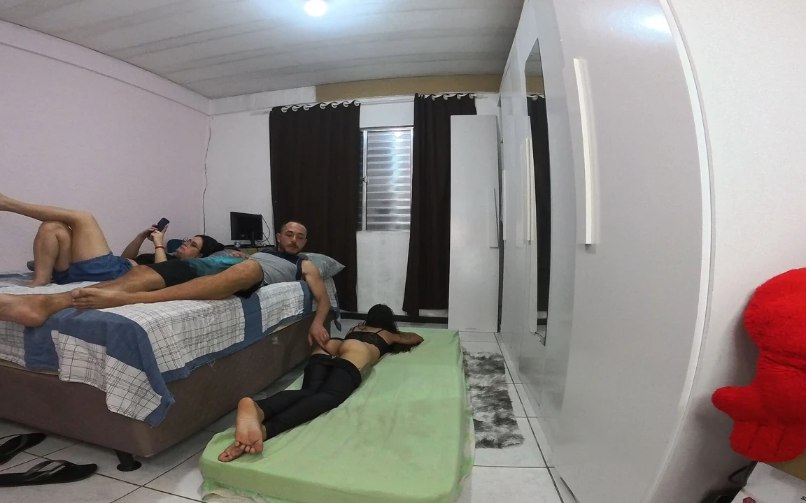 妻子不得不和朋友共用一个房间