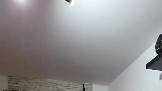 Orta yaşlı seksi kadın amcığını parmaklıyor ve fışkırtarak orgazm oluyor