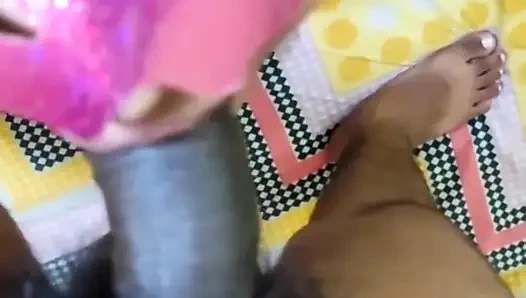 Hintli desi kız gırtlağına kadar alıyor ve domalarak sikiliyor