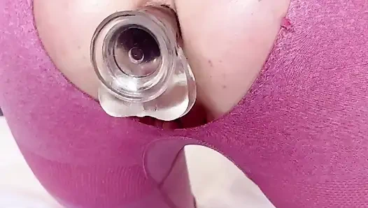 Spor kadını yırtık taytlı dildoyla götüne mastürbasyon yapıyor ve antrenmandan sonra orgazm oluyor