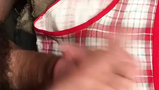 külot üzerinde okşayarak