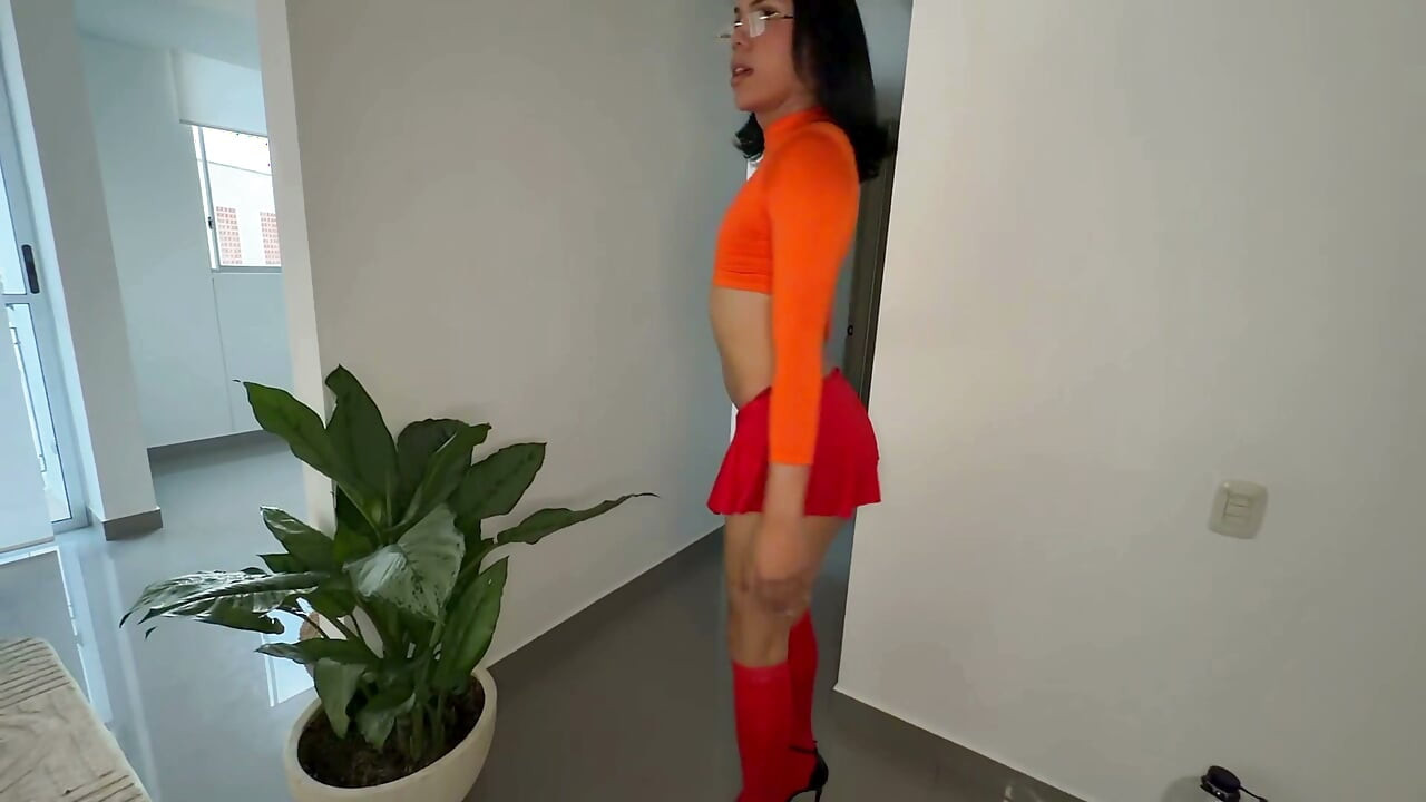 Velma的大屁股正在找鸡巴，最后被操了。