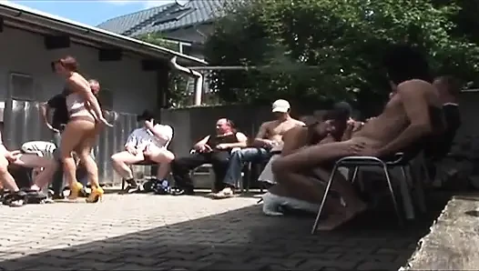 Olgun esmer ıslak grup seks çılgınlığında genişliyor