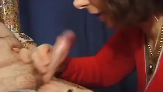 Fransız nine yemekte yarak emiyor