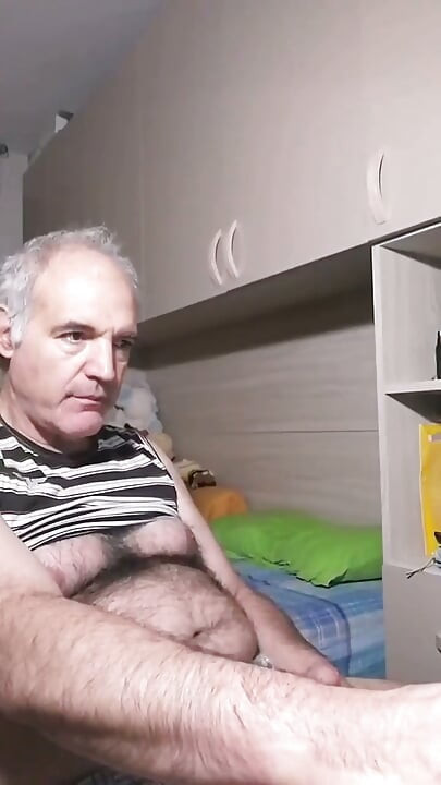 Uzun bir cumartesi günü, penisimi sertçe mastürbasyon yaparken keyif aldım!