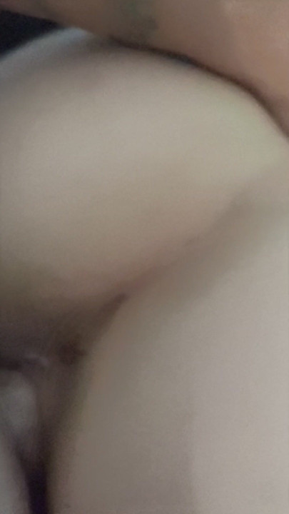 젖어 있는 보지에 깊숙이 들어가는 대물 자지