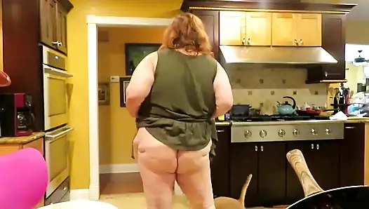 Cewek semok ini lagi asik ngentot memeknya di dapur