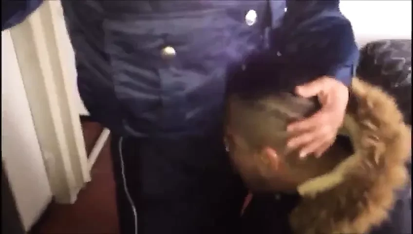 Se la chupan al poli