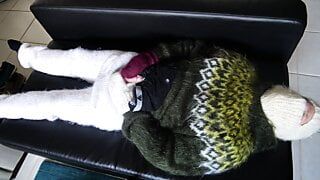 Зеленая мохеровая балахон, фетиш со свитером, камшот. мастурбация в мягком нечетком шерстяном свитере и штанах с балаклавой