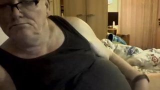 Vovô acariciando na webcam